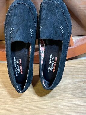 NWOT Women’s Skechers Relaxed Fit Memory Foam Suede Loafers / SN.# 48930 Sz 8